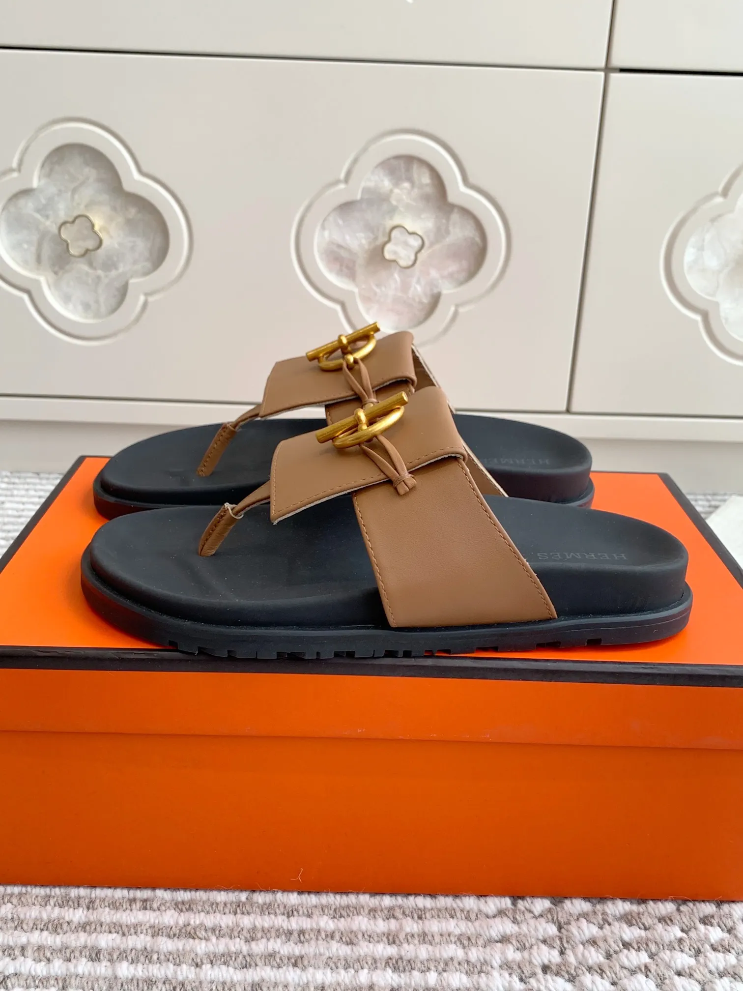 👟👟Ex-factory price 480👟👟 Hermes 〰️H chypre series Kelly buckle slippers Quality Upper: imported calfskin/palmprint cowhide/imported cowhide Foot pads imported silk cowhide, original molded outsole Female size: 35-42